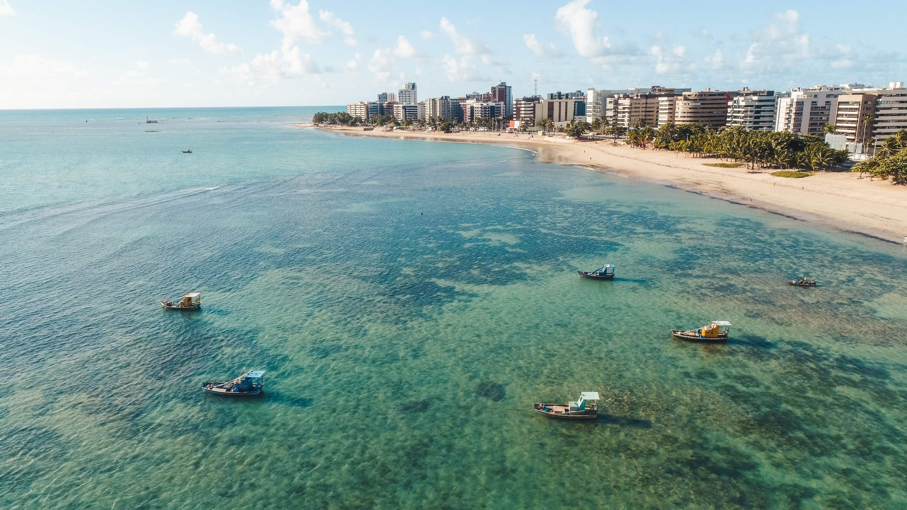 Vista aérea da Orla de Ponta Verde, com vista para as piscinas naturais de Maceió.